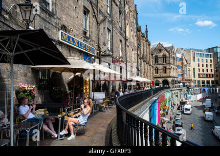 Balken hoch über Victoria Street im historischen Old Town District of Edinburgh, Schottland, Vereinigtes Königreich Stockfoto