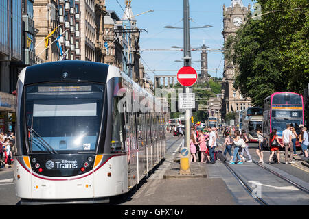 Moderne Straßenbahn an der Princes Street in Edinburgh, Schottland, Vereinigtes Königreich Stockfoto