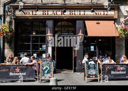 Beschäftigt Black Bull Pub im Grassmarket Stadtteil von Edinburgh, Schottland, Vereinigtes Königreich Stockfoto