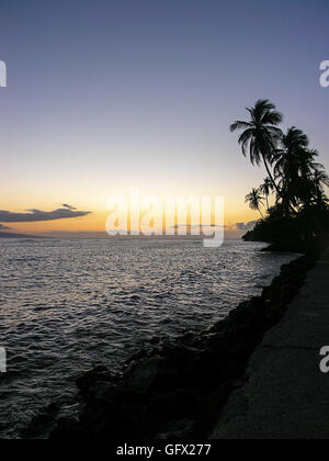 Sonnenuntergang an einem steinigen Strand in Lahaina Stockfoto