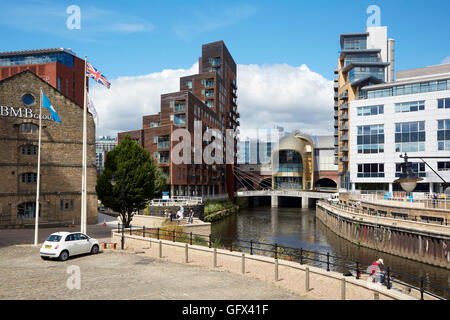 Leeds Bahnhof südlichen Eingang ikonischen Eingang goldfarben eloxiertem Aluminium Schindeln aus Leeds Dock. Stockfoto