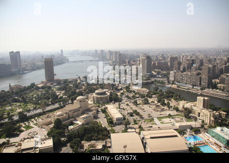 Gezira Insel liegt in den Nil in zentralen Kairo, Ägypten. Der südliche Teil der Insel enthält die Gezira-Bezirk und das nördliche Drittel Stadtteil Zamalek. Insel Gezira ist westlich von der Innenstadt von Kairo und dem Tahrir-Platz, verbunden über den Nil durch drei Brücken über die Ost- und Westseiten, einschließlich der Qasr al-Nil Brücke und 6. Oktober. Unter 19. Jahrhundert Herrscher Khedive Ismail hieß die Insel zunächst "Jardin des Plantes" (Französisch für "Gartenpflanzen"), wegen seiner großen Sammlung exotischer Pflanzen. Stockfoto