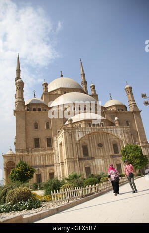 Die große Moschee von Muhammad Ali Pasha oder Alabaster-Moschee ist eine Moschee befindet sich in der Zitadelle von Kairo in Ägypten und im Auftrag von Muhammad Ali Pasha zwischen 1830 und 1848. Auf dem Gipfel der Zitadelle liegt dieses Osmanische Moschee, die größte in der ersten Hälfte des 19. Jahrhunderts gebaut werden, mit seinen animierten Silhouette und zwei Minaretten, die sichtbarsten Moschee in Kairo. Die Moschee wurde im Speicher von Tusun Pascha, Muhammad Alis ältester Sohn, starb im Jahre 1816 gebaut. Stockfoto