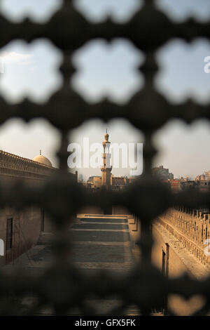 Moschee Ibn Tulun genommen von der Dachterrasse des Gayer-Anderson Museum in Kairo, Ägypten. Stockfoto