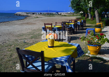 Marias griechischen Taverne am Strand in der Nähe des Hafens in Katelios auf der griechischen Insel Kefalonia, Griechenland, Europa-EU. Stockfoto