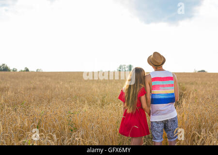 Rückansicht eines Paares halten einander und Landschaft zu betrachten, während Sie sich ihre Zukunft vorzustellen Stockfoto