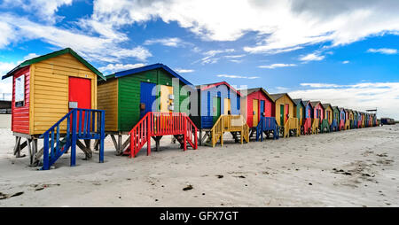 Farbenfrohe viktorianische Baden-Boxen, Muizenberg Beach, Südafrika Stockfoto