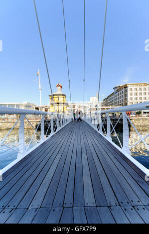 Marina Drehbrücke gehen zu historischen Uhrturm, Cape Town, Südafrika Stockfoto