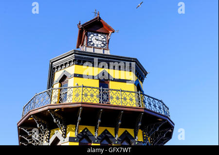 Berühmter viktorianischer gotischer Uhrenturm, Original Port Captain's Office aus dem Jahr 1882, gelb bemalt. Kapstadt, Südafrika Stockfoto