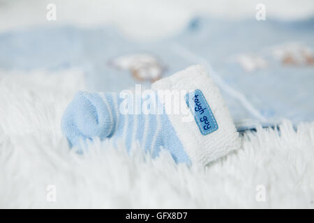 Gestrickte blau Babyschuhe mit Kaninchen Maulkorb für kleinen Jungen Stockfoto