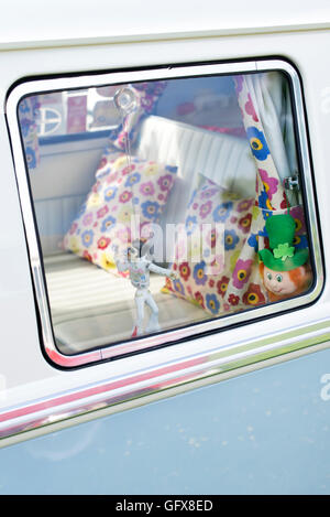 1967 VW Split Screen Volkswagen Camper van Fenster mit einem Elvis-Fenstertuch Spielzeug Stockfoto