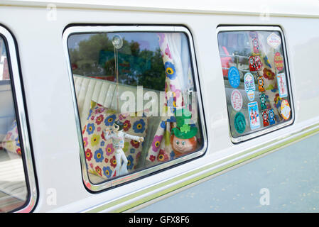 1967 VW Split Screen Volkswagen Camper van Fenster mit einem Elvis-Fenstertuch Spielzeug Stockfoto