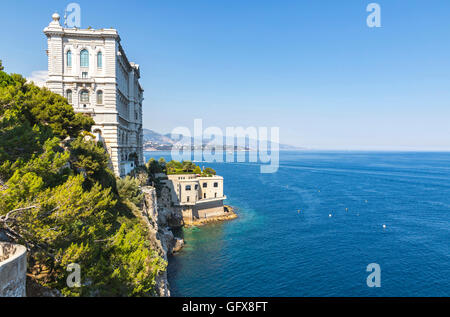 Gebäude des Meeresmuseum (Französisch: Musee Oceanographique) in Monaco-Ville, Monaco. Seitenansicht mit Mittelmeer Stockfoto