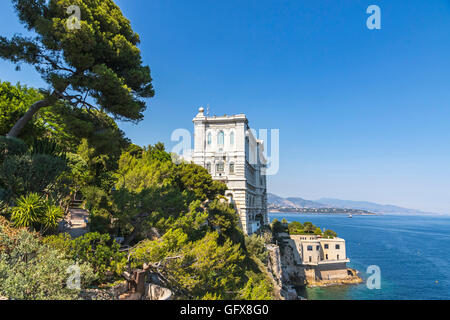 Gebäude des Meeresmuseum (Französisch: Musee Oceanographique) in Monaco-Ville, Monaco. Seitenansicht mit Mittelmeer Stockfoto