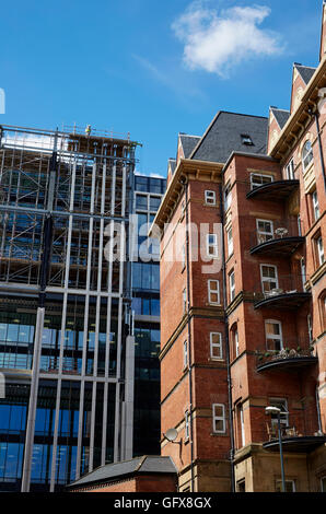 Mauerwerk der alten Gebäude im Gegensatz zu modernen Gebäude des Central Square, Leeds Stockfoto