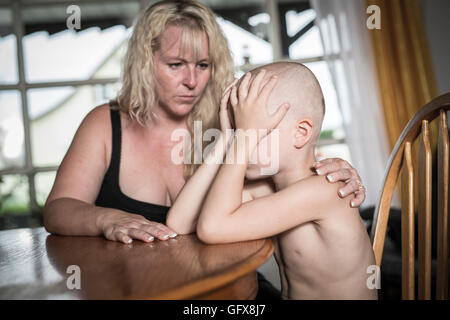 Sohn Mutter Hilfe Küche Stockfoto