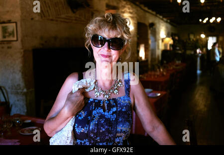 Frau mit Sonnenbrille im Innenbereich in einem Restaurant in Frankreich Stockfoto