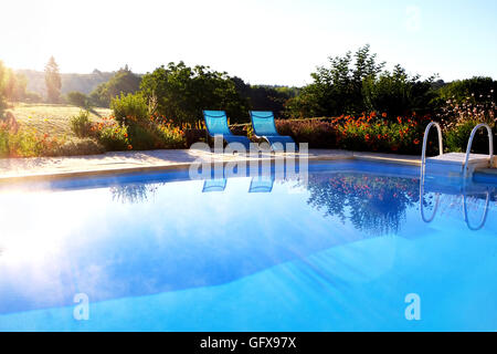 Sonnenaufgang über einen Pool an ein Ferienhaus in Le Lot und Dordogne Regionen von Frankreich Stockfoto