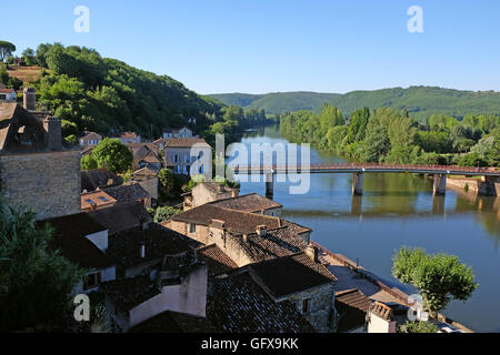 Puy L'Eveque am Ufer des Flusses Lot Südwestfrankreich Juli 2016 Stockfoto