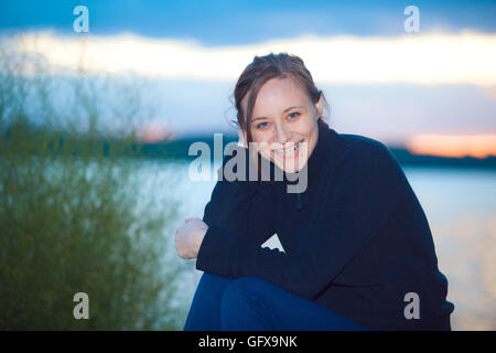 Porträt von Smiling Teen Girl zeigt Zahnspangen hautnah Stockfoto