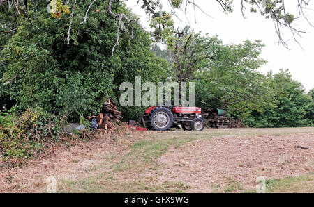 Traktor alte Bauernhof Ausrüstung in Le Lot Region von Frankreich Europa Stockfoto