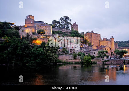 Puy L'Eveque zündete nachts am Ufer Des Flusses Lot in Südwestfrankreich an Stockfoto
