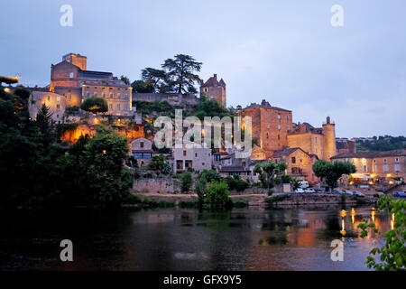 Puy L'Eveque zündete nachts am Ufer Des Flusses Lot in Südwestfrankreich an Stockfoto