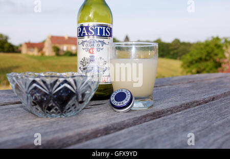 Flasche Pastis 45 de Marseille in Le Lot und Dordogne Regionen von Frankreich Stockfoto