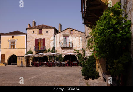 Gehört zu der berühmte Platz in schöne Bastide Monpazier "Plus Beaux Dörfer de France" in der Dordogne Stockfoto