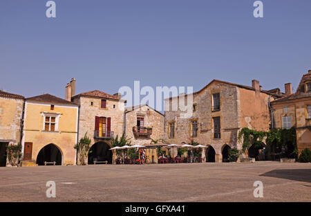 Gehört zu der berühmte Platz in schöne Bastide Monpazier "Plus Beaux Dörfer de France" in der Dordogne Stockfoto