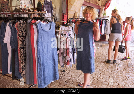 Frau shopping im Urlaub in der Bastide Monpazier, wer von "Plus Beaux Dörfer de France" Dordogne Region Stockfoto