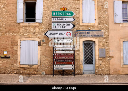 Verkehrsschilder im Zentrum von der Bastide Monpazier in der Dordogne Frankreich Europa Stockfoto