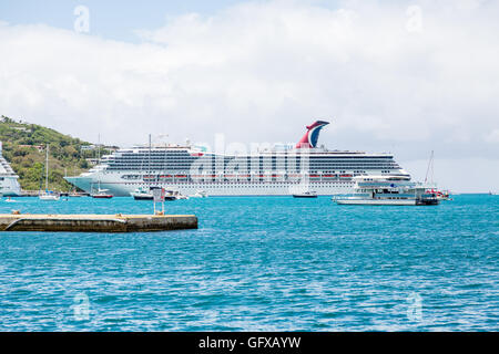 Carnival Conquest in St. Thomas am blauen Wasser Stockfoto