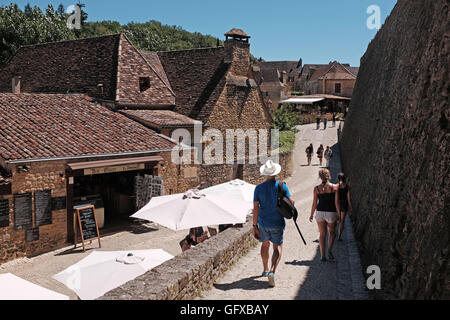 Beynac-et-Cazenac einen schönen mittelalterlichen Dorf am Fluss Dordogne South West Frankreich Midi-Pyrenäen Juli 2016 Stockfoto