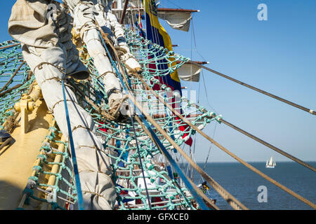 Bugspriet und furled Vordergrund segelt auf Rahsegler Schiff Mir (Frieden) in russischer Sprache im Dock für große Schiffe Lissabon 2016 Rennen Stockfoto