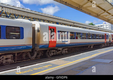 Eine Klasse ist 444 Desiro EMU stationär in Basingstoke warten auf Abfahrt nach London. Stockfoto