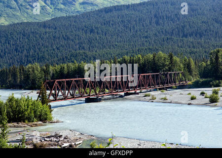Klassische Railroad Trestle Überquerung Gletscher genährt Schnee Fluss. Stockfoto
