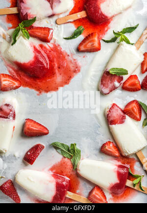 Erdbeer-Joghurt Eis Eis am Stiel mit Minze Stockfoto