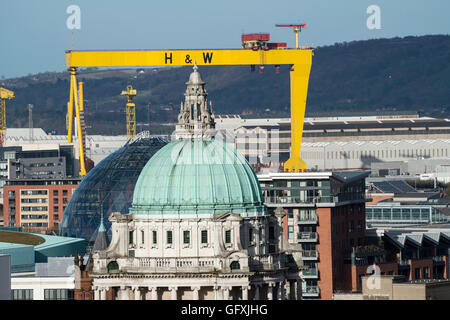 Blick auf das Rathaus mit Harland und Wolff Kranen, Belfast Stockfoto