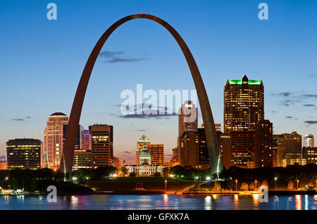 Skyline-Blick auf den Gateway Arch in St. Louis, Missouri. Bild von St. Louis downtown mit Gateway Arch in der Dämmerung. Stockfoto