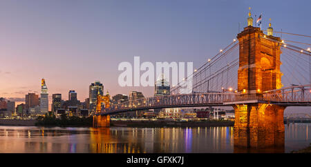 Bild von Cincinnati und John A. Roebling Hängebrücke in der Dämmerung. Stockfoto