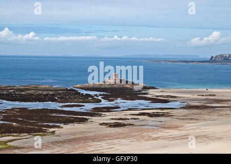 La Rocco Tower, St Oeun Bay, Jersey, Kanalinseln Guernsey ist am Horizont Stockfoto