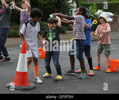 Straße Partei Held zur Feier von Königin Elizabeth II 90. Geburtstag - Kinder Spiel im Wettbewerb Cornwall Straße Surrey Stockfoto