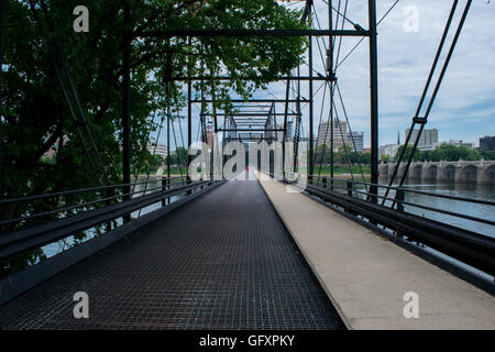 Walnut Street Bridge In Harrisburg, Pennsylvania zu Stadtinsel Stockfoto