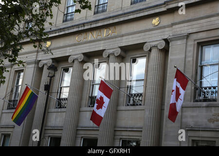 London England Trafalgar Square-Kanada-Haus mit kanadischen Flaggen und die Gay-Pride-Flagge Stockfoto