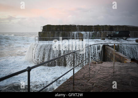 Gewaltige Stürme Teig Mousehole in Cornwall Stockfoto