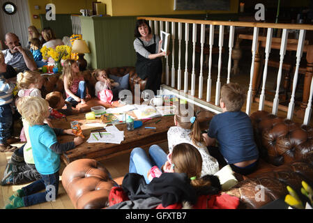 Frau-Geschichten für Kinder in einem Pub in Cornwall Stockfoto