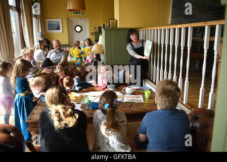 Frau-Geschichten für Kinder in einem Pub in Cornwall Stockfoto