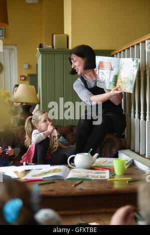 Frau-Geschichten für Kinder in einem Pub in Cornwall Stockfoto