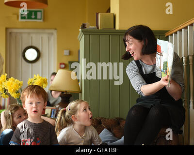 Frauen erzählen Kindern in Cornwall, großbritannien Stockfoto